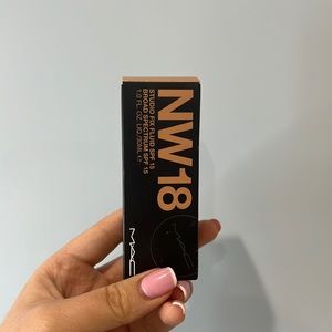 STUDIO FIX FLUID SPF 15 NW18